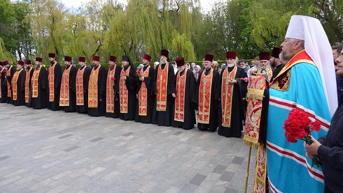 On Victory Day UOC eparchies pray for dead soldiers фото 6