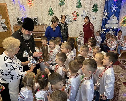 У єпархіях УПЦ дітям вручили подарунки на честь Дня святого Миколая фото 3