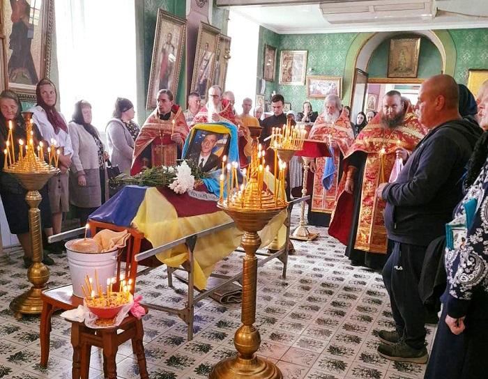 У Волинській та Чернівецькій єпархіях УПЦ відспівали воїнів ЗСУ фото 2