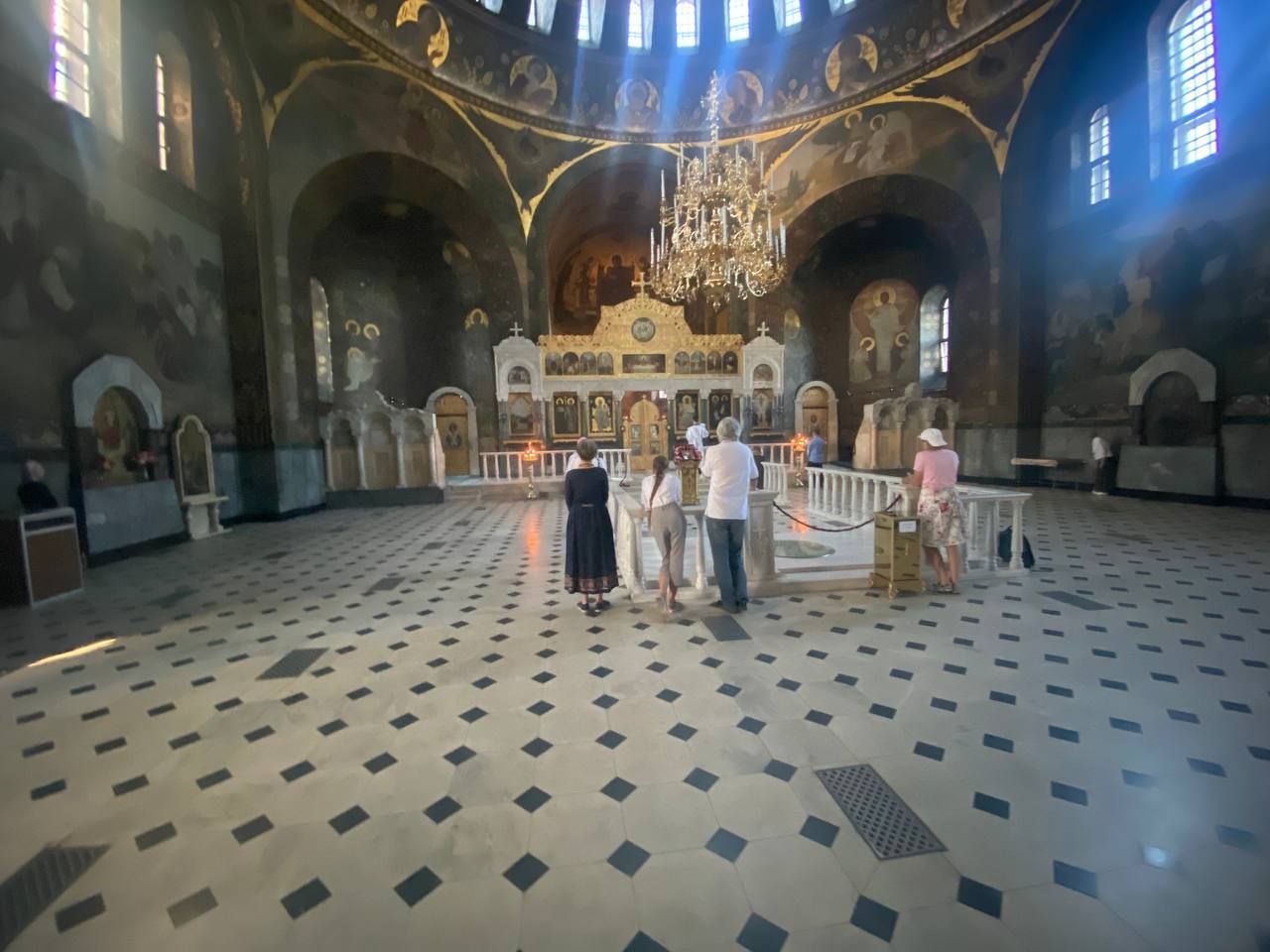 «Победный» мир ПЦУ: захваченные храмы есть, прихожан нет фото 2