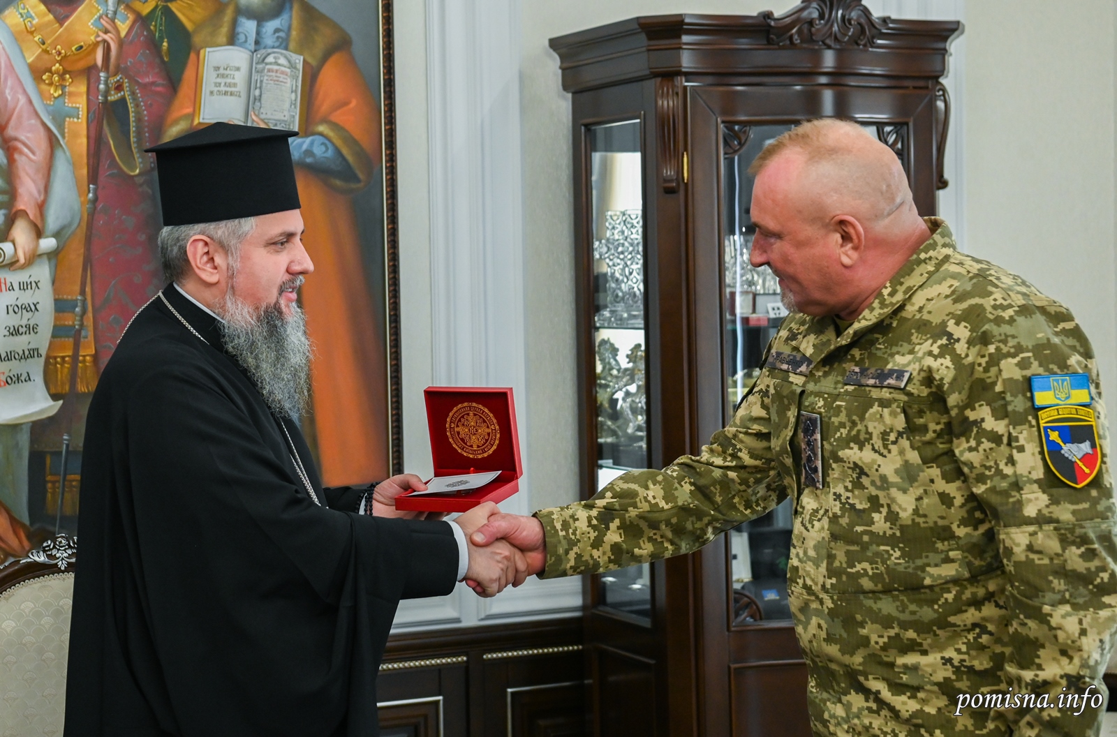 AFU General awards Epifaniy with medal 