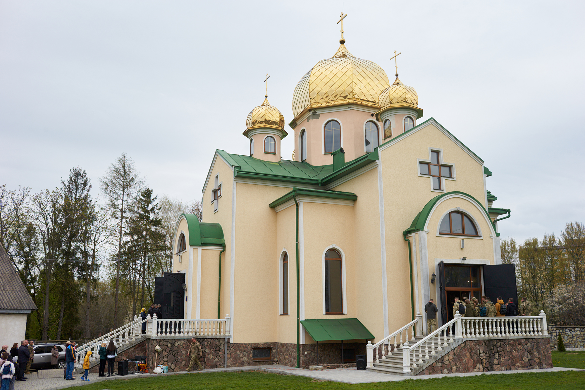 Меру Івано-Франківська вручили медаль від Думенка у відібраному в УПЦ храмі фото 1