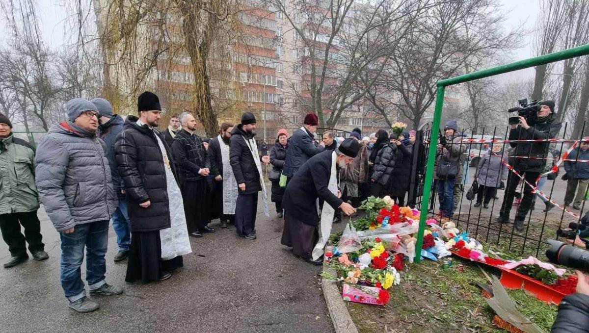 Духовенство УПЦ совершило панихиду на месте крушения вертолета в Броварах фото 1