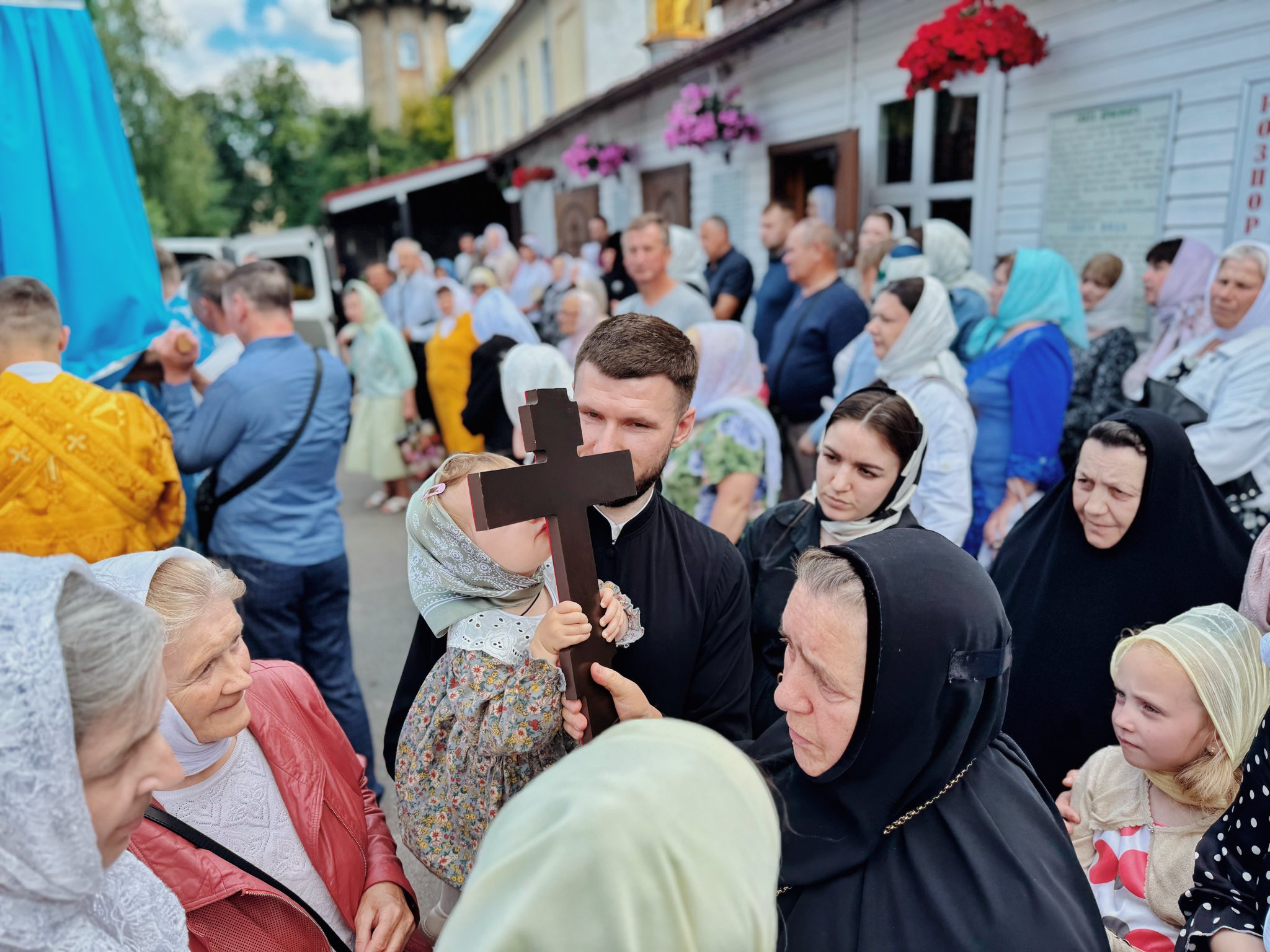Віряни УПЦ в Рівному звершили хресний хід до скиту святої Анни - фото 3