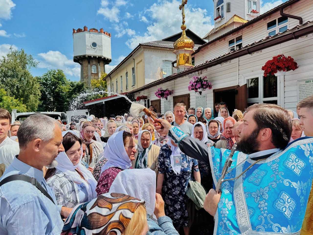 Віряни УПЦ в Рівному звершили хресний хід до скиту святої Анни - фото 2