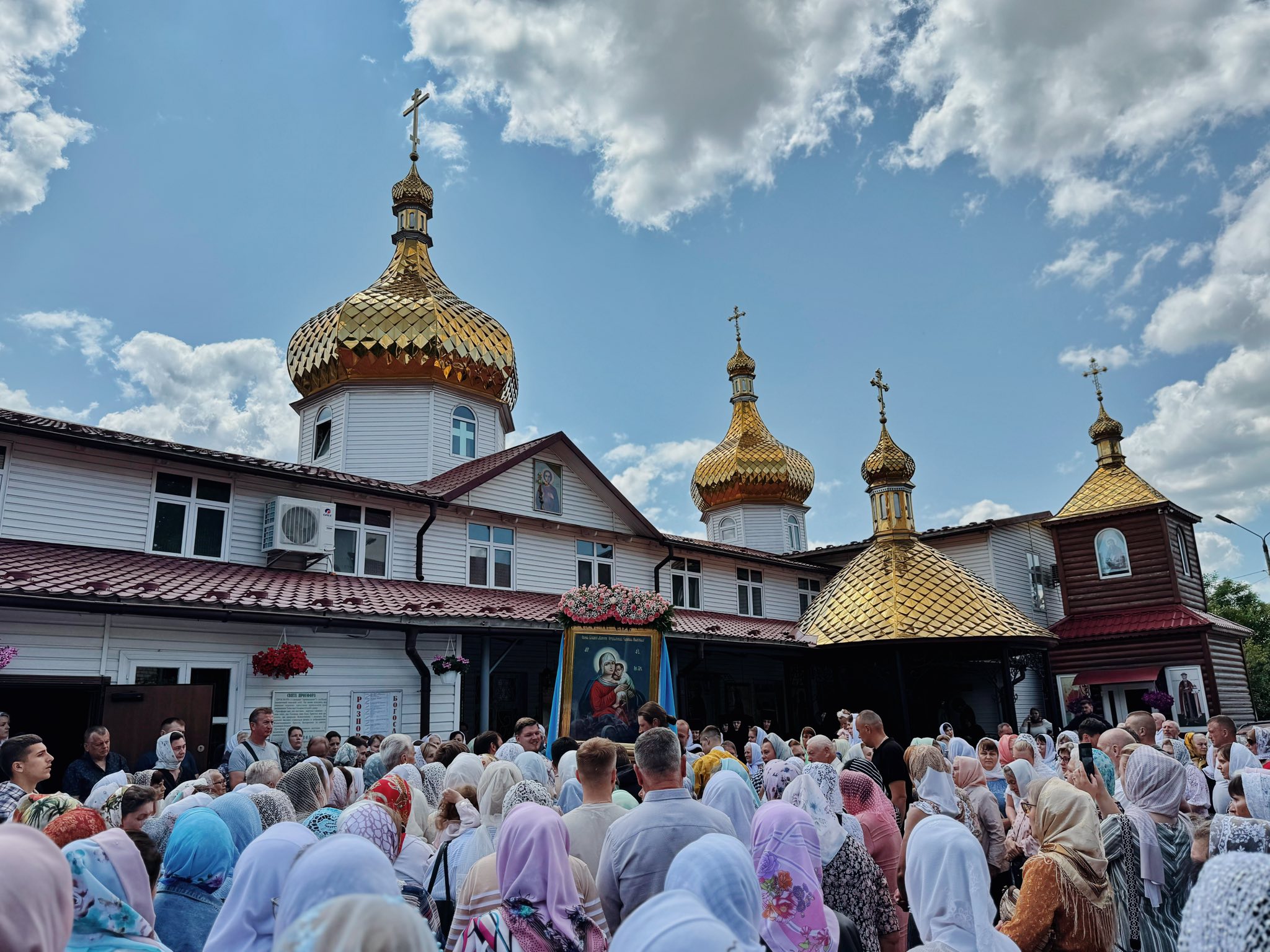 Віряни УПЦ в Рівному звершили хресний хід до скиту святої Анни - фото 1