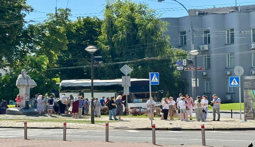 Autobuzele cu care BOU a adus oameni la Lavra din regiuni.