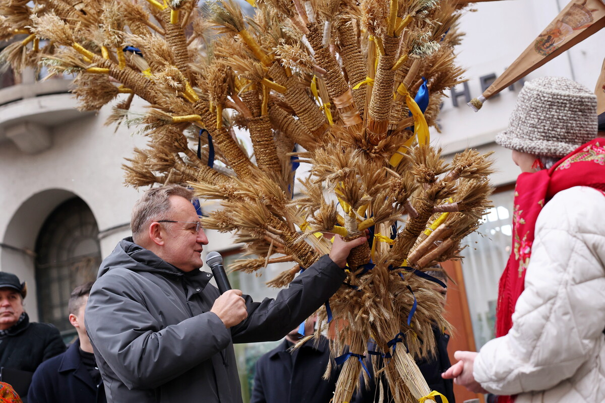 Мэр Львова устанавливает дидух