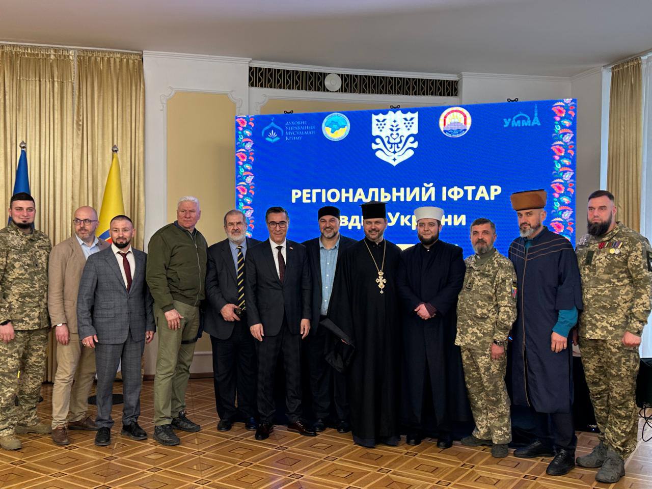 Клирик ПЦУ Теодор Оробец на ифтаре в Одессе.