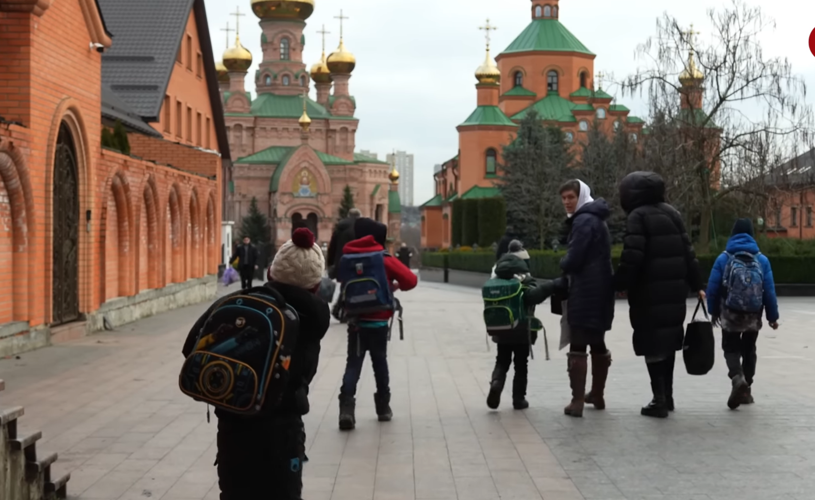 Дети, идущие на занятие в Голосеевском монастыре