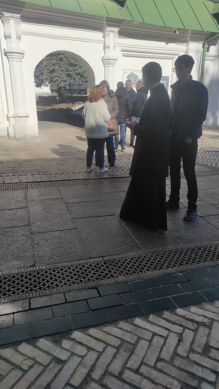 Семинаристы ПЦУ, которые провожают паломников в пещеры.