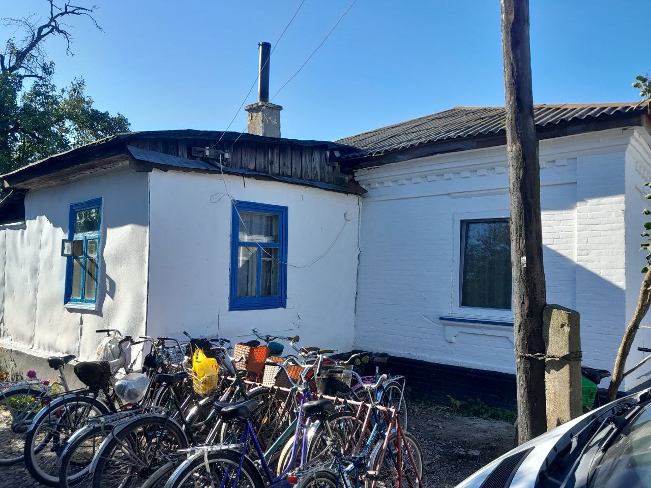 Скромная сельская хата стала новым прибежищем для гонимой общины. Фото: автор