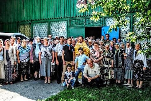 Гонимая община во главе с настоятелем. Фото: автор